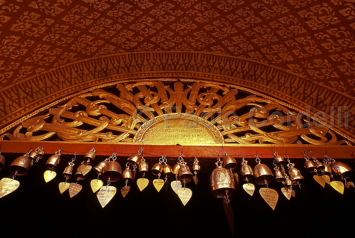 Heart bells at Doi Suthep Temple, Chiang Mai, Thailand
 (cod:Thailand 33)